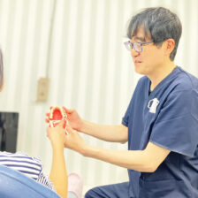 月島（中央区佃）の歯医者、佃2丁目歯科で、「上の歯が痛いのに原因は下？」脳がだまされる「歯痛錯誤」のメカニズムと正しい見分け方