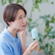 月島（中央区佃）の歯医者、佃2丁目歯科で、更年期で歯がしみる？女性ホルモンと知覚過敏の意外な関係と対処法について解説