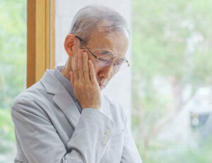 月島（中央区佃）の歯医者、佃2丁目歯科で、入れ歯の汚れ、取りきれてる？正しいお手入れ法と歯科医院でのメンテナンスの必要性を解説